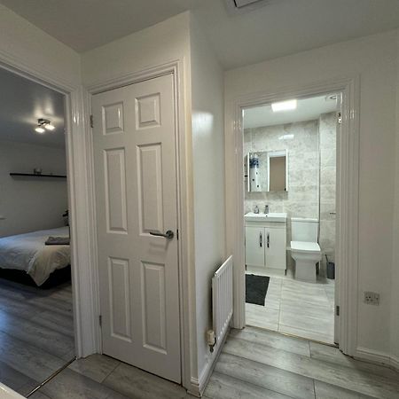 Spacious 3 Bedroom Home, With Private Driveway 5 Minutes From Excel Centre & Custom House London Exterior photo