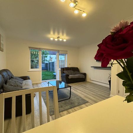 Spacious 3 Bedroom Home, With Private Driveway 5 Minutes From Excel Centre & Custom House London Exterior photo
