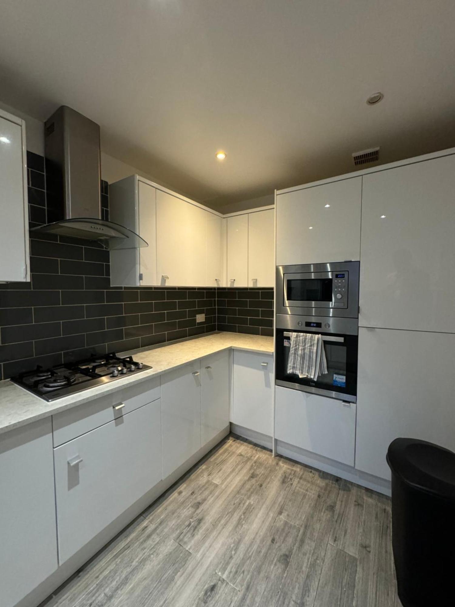 Spacious 3 Bedroom Home, With Private Driveway 5 Minutes From Excel Centre & Custom House London Exterior photo