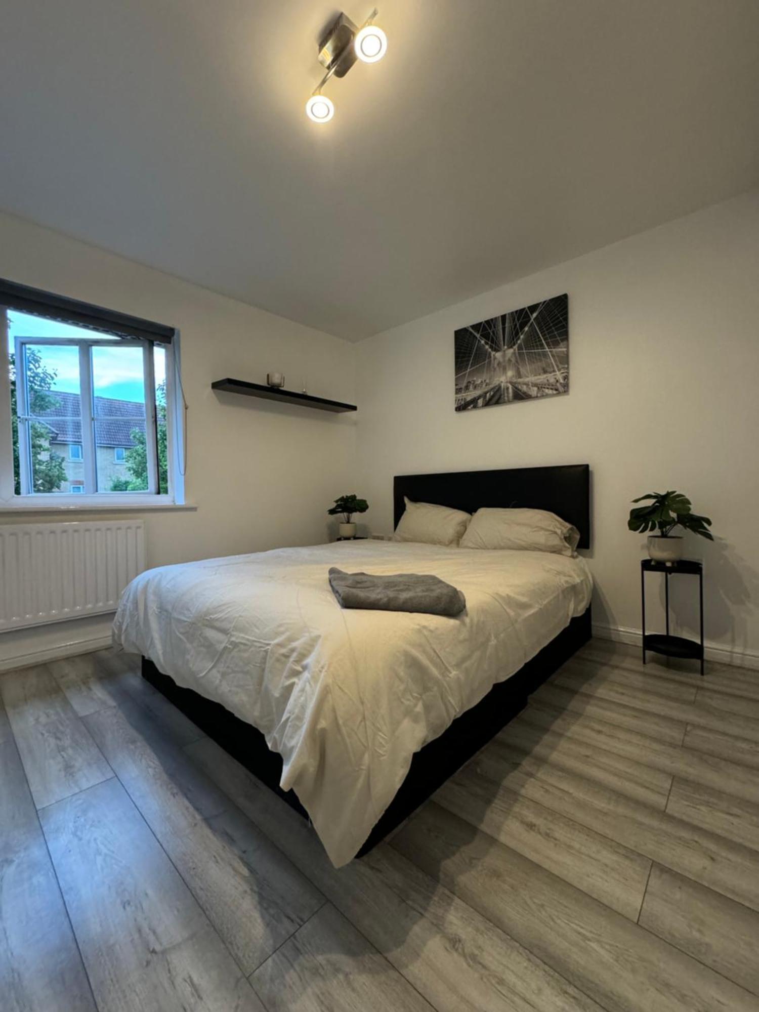 Spacious 3 Bedroom Home, With Private Driveway 5 Minutes From Excel Centre & Custom House London Exterior photo
