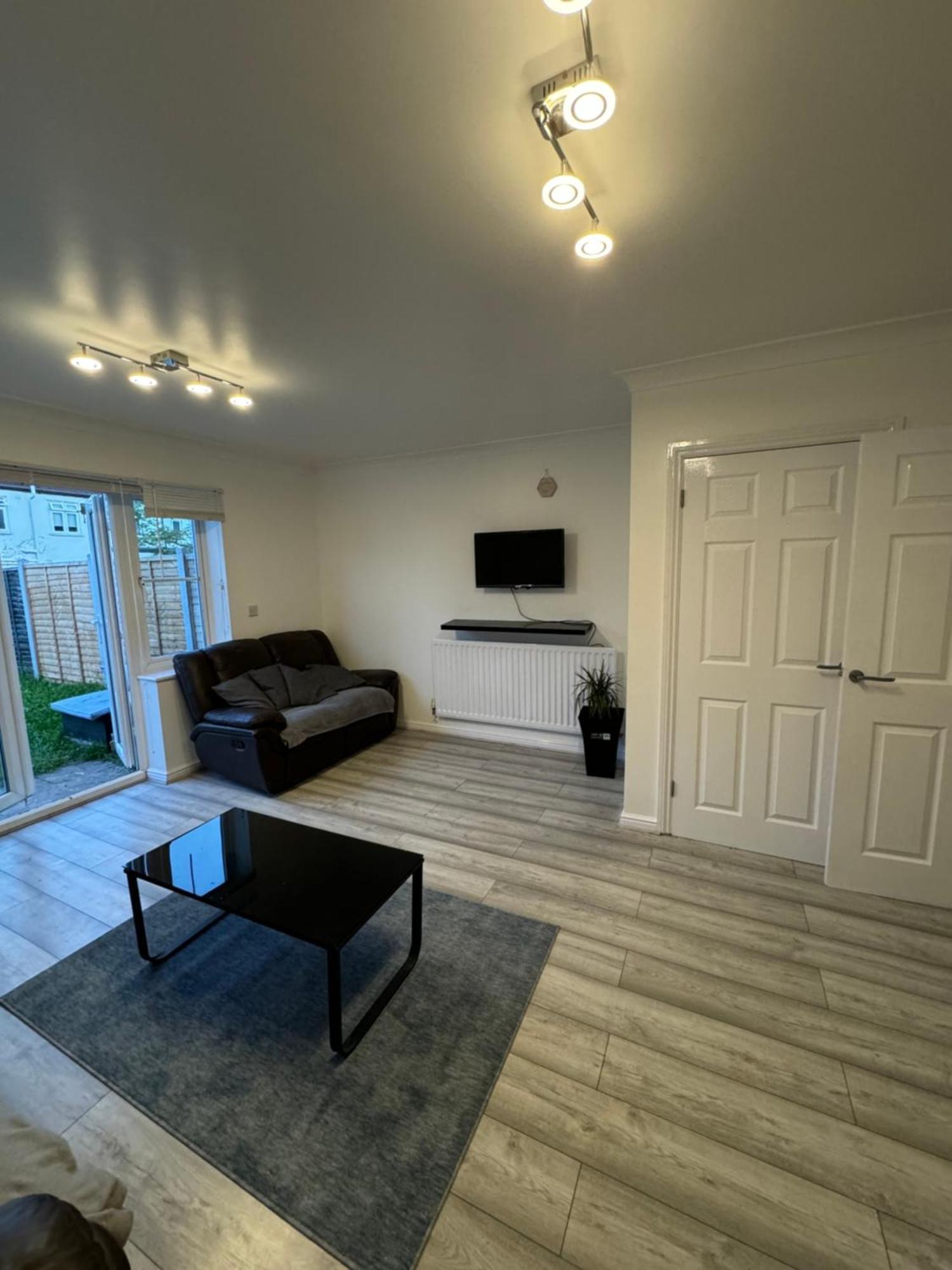Spacious 3 Bedroom Home, With Private Driveway 5 Minutes From Excel Centre & Custom House London Exterior photo