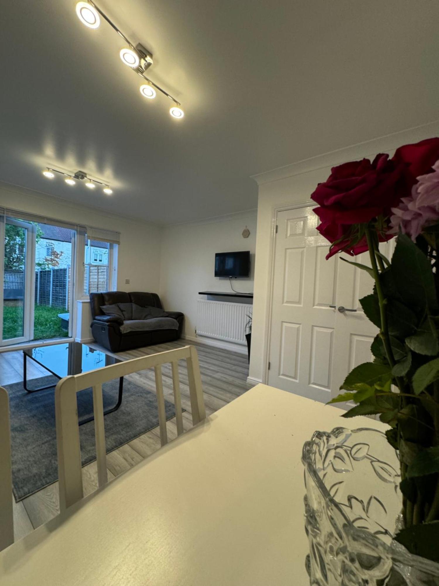 Spacious 3 Bedroom Home, With Private Driveway 5 Minutes From Excel Centre & Custom House London Exterior photo
