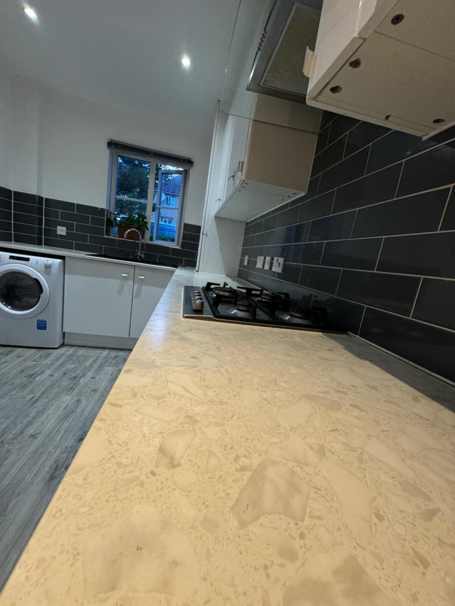 Spacious 3 Bedroom Home, With Private Driveway 5 Minutes From Excel Centre & Custom House London Exterior photo