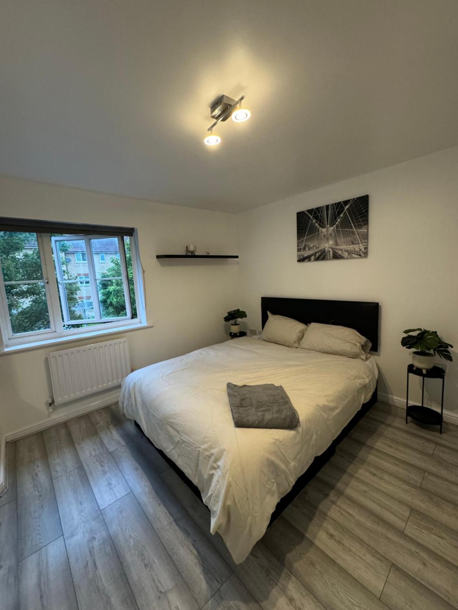 Spacious 3 Bedroom Home, With Private Driveway 5 Minutes From Excel Centre & Custom House London Exterior photo