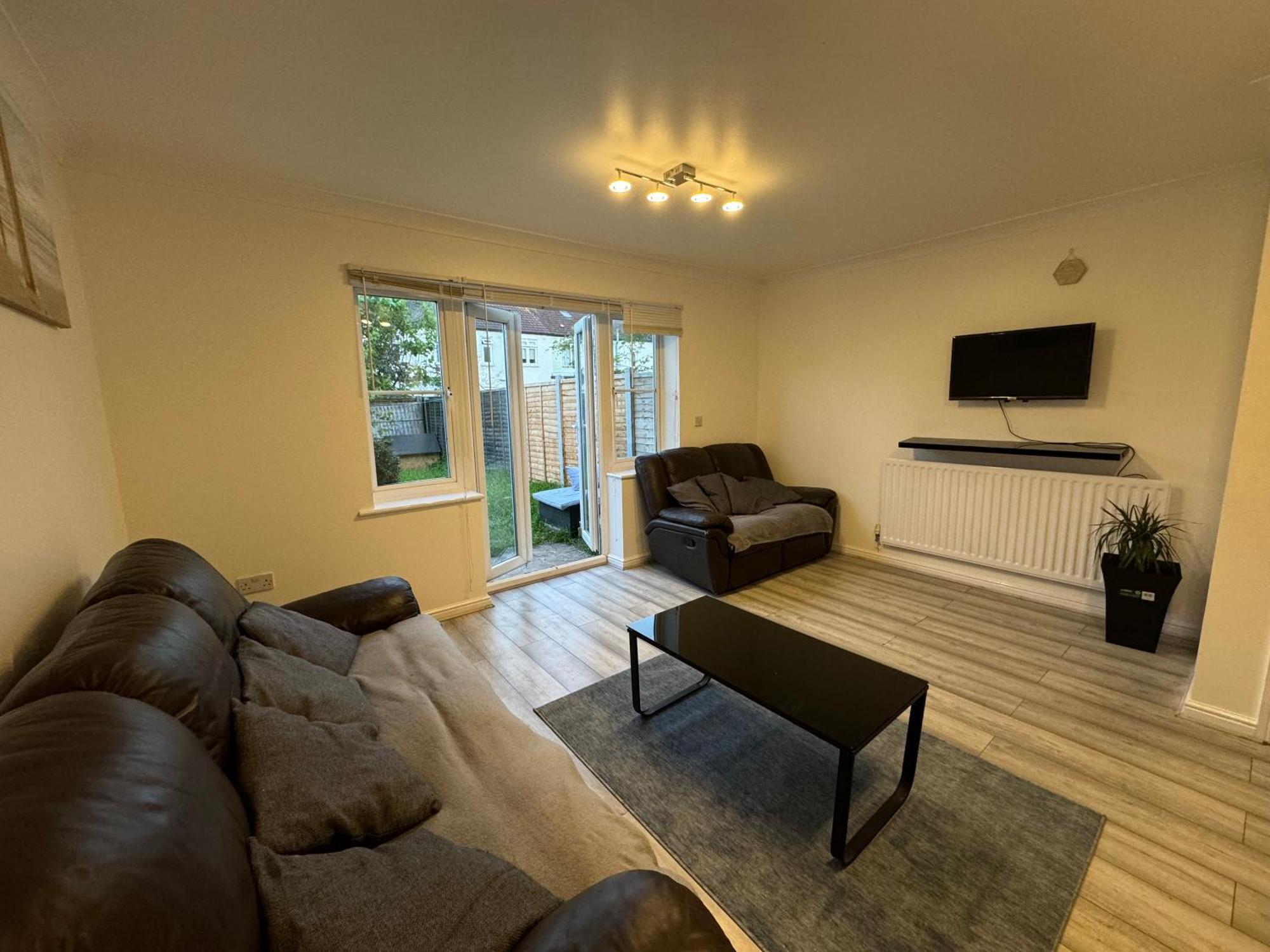 Spacious 3 Bedroom Home, With Private Driveway 5 Minutes From Excel Centre & Custom House London Exterior photo